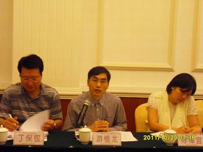 婚姻家庭法律专业委员会秘书长丁保银（左），主任游植龙（中），副主任陈樟宜（右）